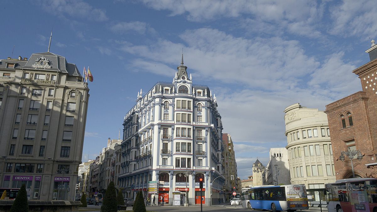 El emblemático edificio luce nuevo tras la restauración. | MAURICIO PEÑA