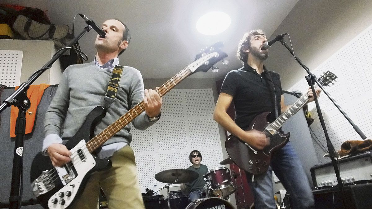 La banda leonesa Los Modernos durante un ensayo. | AGUSTÍN BERRUETA