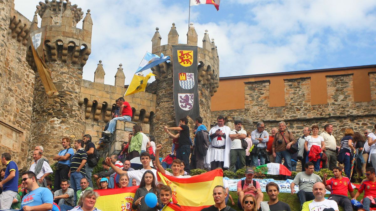 Los actos de la Noche Templaria reunen gran cantidad de gente en torno al Castillo. |  Ical