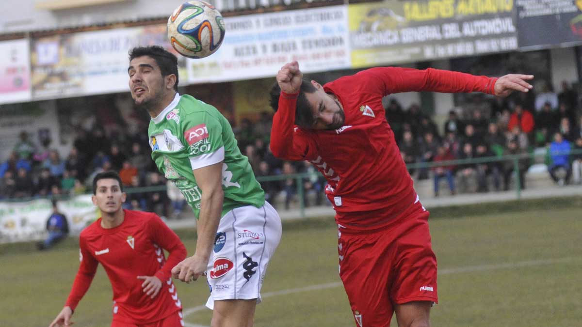 Borjas pelea un balón aéreo en el partido frente al Murcia. | DANIEL MARTIN