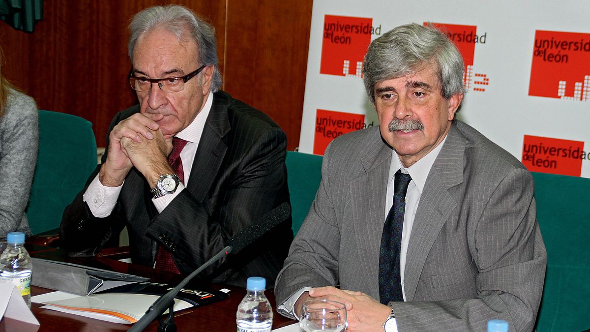 Francisco García Marín (d) y José Fernando Vega, máximos responsable de la Universidad e Incosa, este viernes en la Universidad. | ICAL