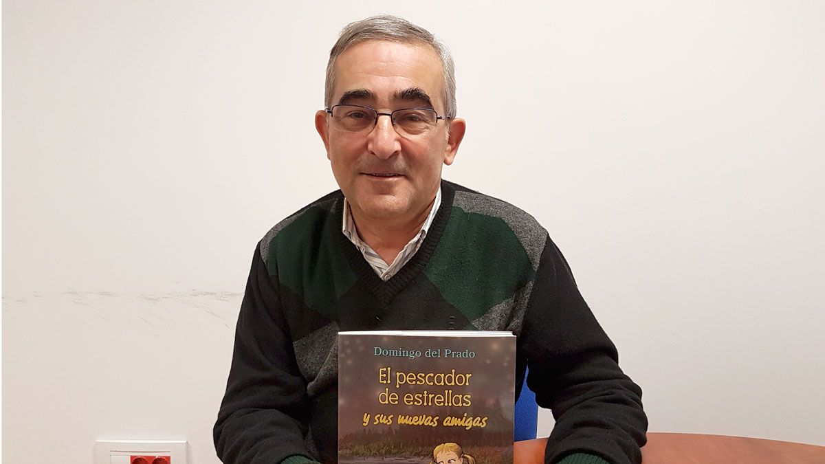 El escritor y dibujante leonés Domingo del Prado con su reciente publicación.