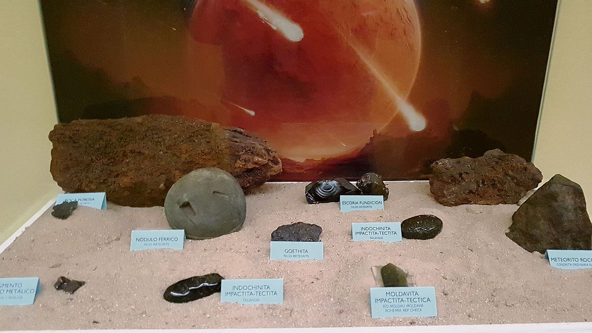 Detalle de una vitrina con piezas de meteoritos del nuevo departamento del Museo Alto Bierzo. | L.N.C.