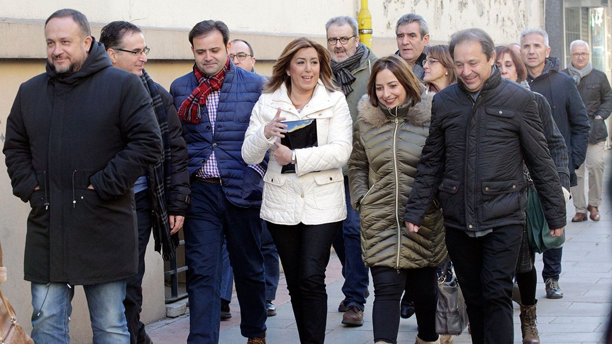 Varios miembros de la federación socialista de Castilla y León junto a la secretaria general de la federación andaluza del PSOE, Susana Diaz. | ICAL