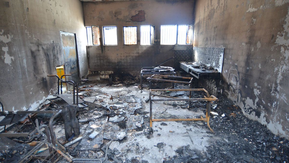 Estado en el que quedó el aula afectada por el fuego. | Quinito/elbierzonoticias Estado en el que quedó el aula afectada por el fuego. | Quinito/elbierzonoticias