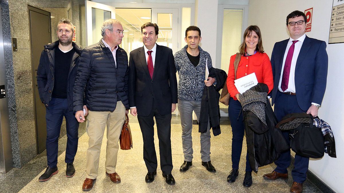 El consejero de Empleo (3I) y los representantes de los agentes del Diálogo Social tras presentar el balance del Serla piloto para conflictos individuales. | L.N.C. El consejero de Empleo (3I) y los representantes de los agentes del Diálogo Social tras presentar el balance del Serla piloto para conflictos individuales. | L.N.C.