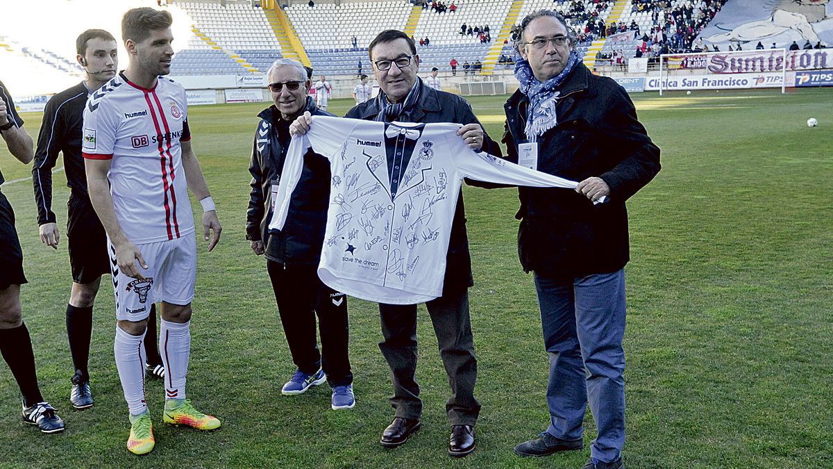 José Carrete recibe una camiseta firmada por toda la plantilla de la Cultural de manos de Felipe Llamzares y ante la mirada de Iván González. | DANIEL MARTIN
