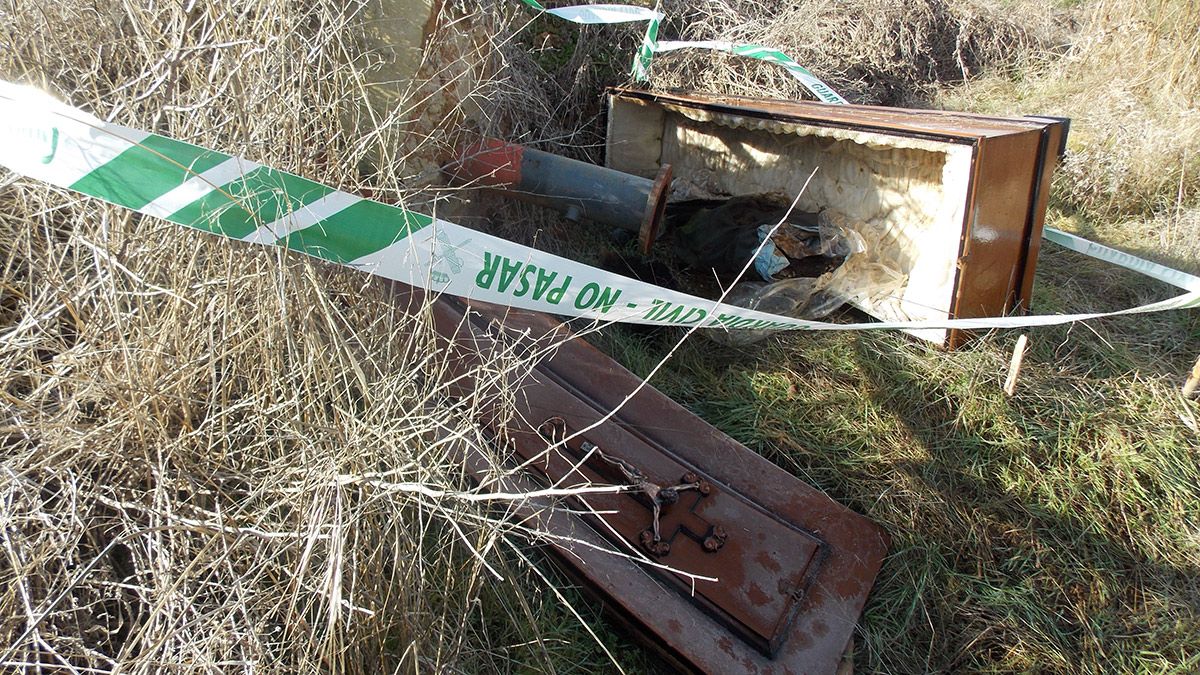 El ataúd fue hallado en mitad de un vertedero ilegal que se encuentra a las afueras de la localidad del Burgo.