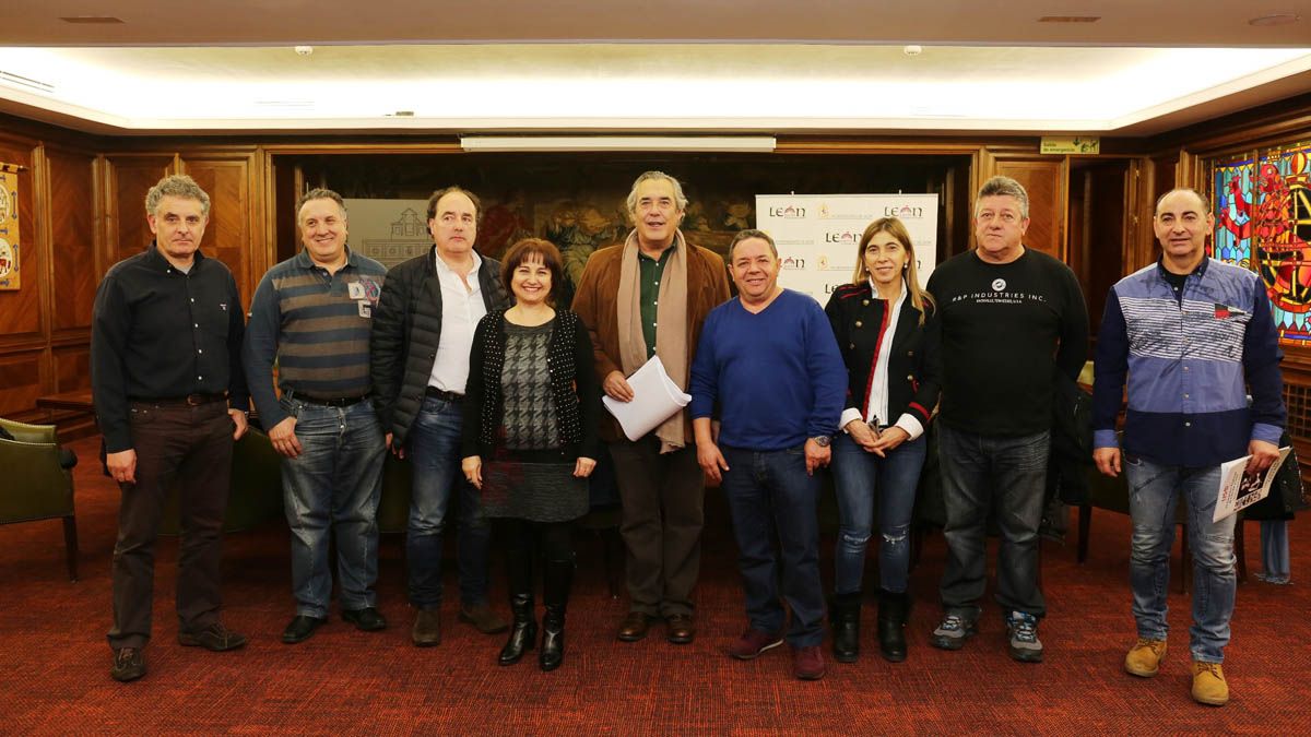 Foto de familia de los firmantes del acuerdo para aplicar la RPT. | CÉSAR