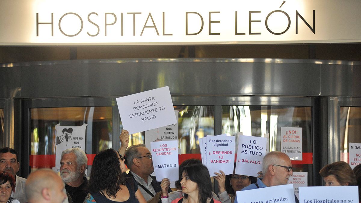 Imagen de archivo de una anterior protesta en las puertas del Hospital de León. | DANIEL MARTÍN