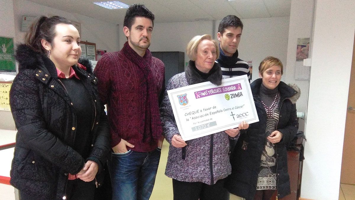 Representantes del Ayuntamiento de Cacabelos y de la Asociación, con el cheque.| D.M.