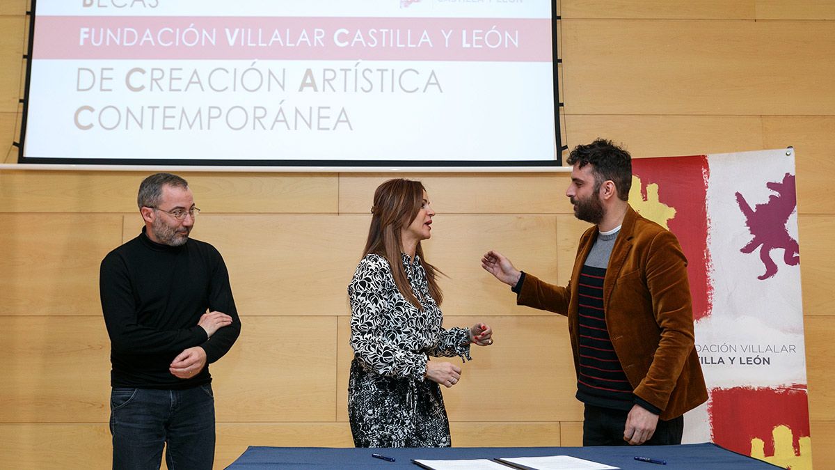 Silvia Clemente en el acto de entregas de las becas de la Fundación Villalar junto a Yago Belmondo. | L.N.C.