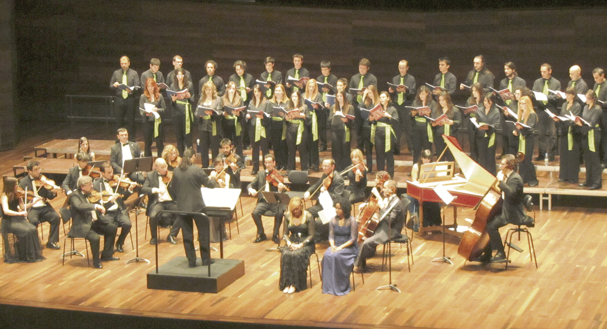 La Orquesta de Cámara Ibérica y el Coro Ángel Barja durante la interpretación del ‘Gloria’ de Vivaldi en el Auditorio.