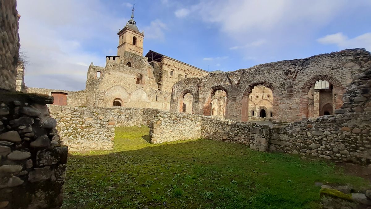 El consejero de Fomento y el resto de autoridades examinando las obras de restauración. | MAR IGLESIAS