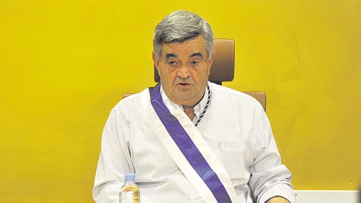 El alcalde de Sariegos, Ismael Lorenzana, el pasado 7 de diciembre cuando accedió de nuevo al cargo. | DANIEL MARTÍN