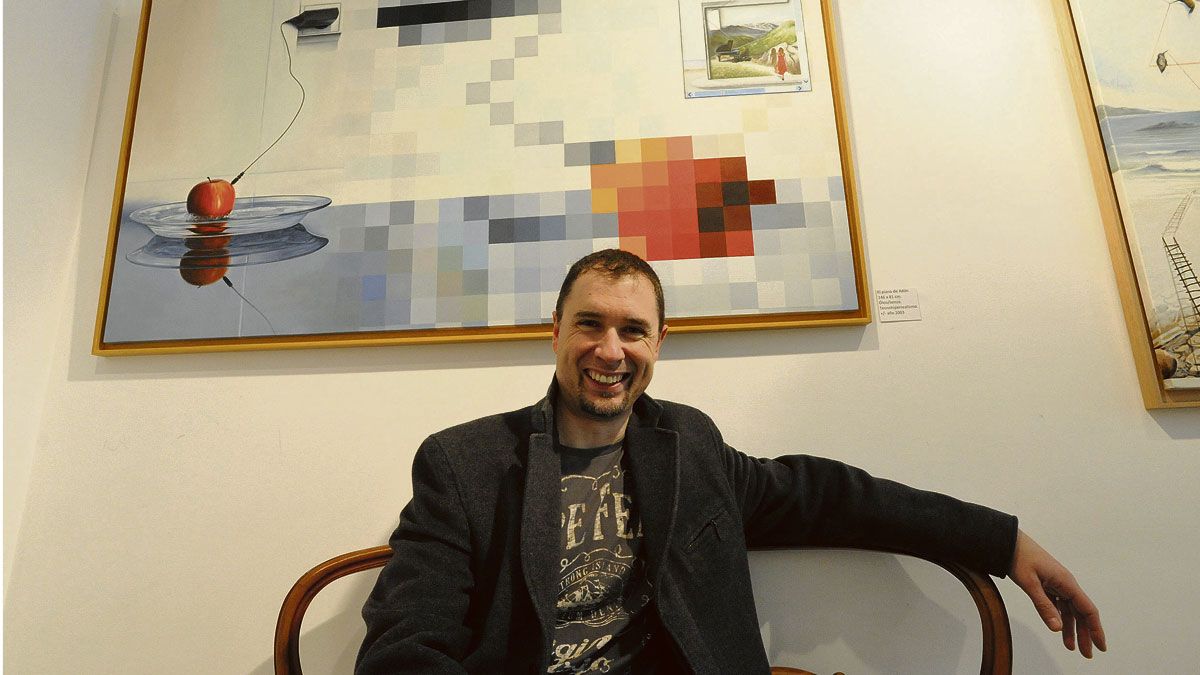 El artista leonés Nadir durante una exposición celebrada en noviembre de 2014 en la céntrica galería de arte Alemi. | DANIEL MARTÍN