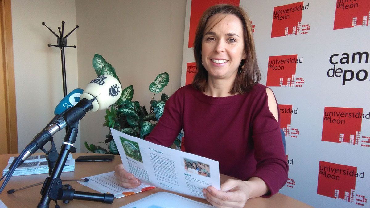 La directora de la Escuela Agraria de Ponferrada, en la presentación, con el cartel. | D.M.