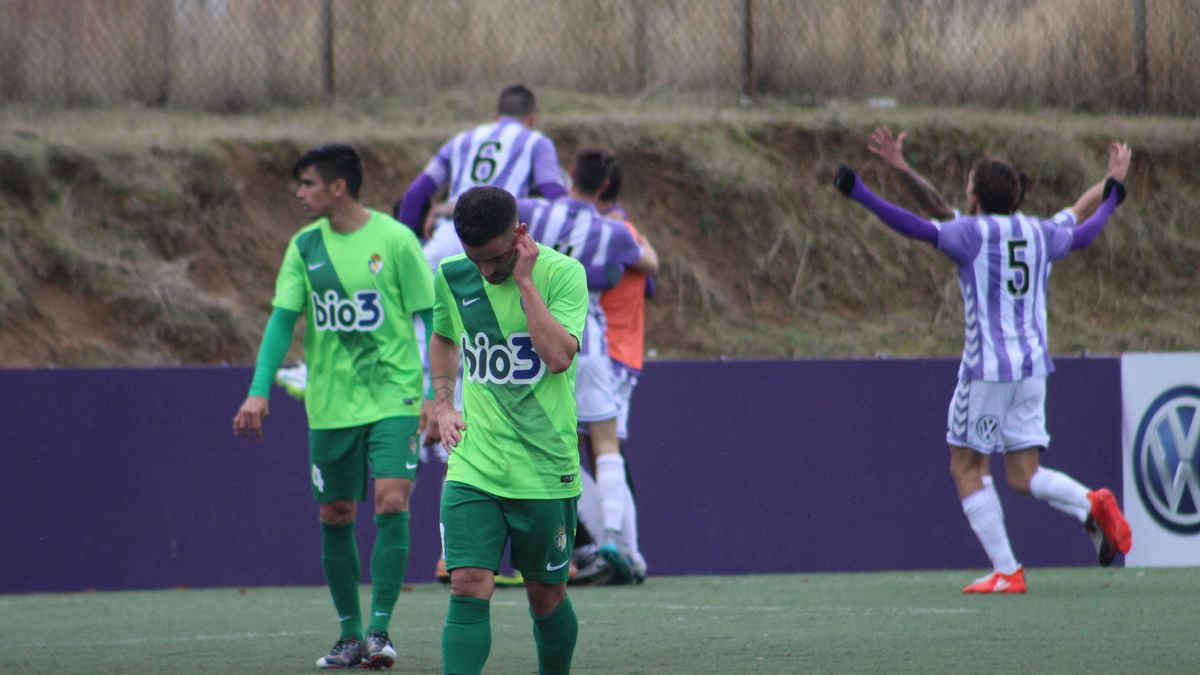 Los jugadores del Valladolid B celebran un gol ante la Ponferradina. | BLANQUIVIOLETAS
