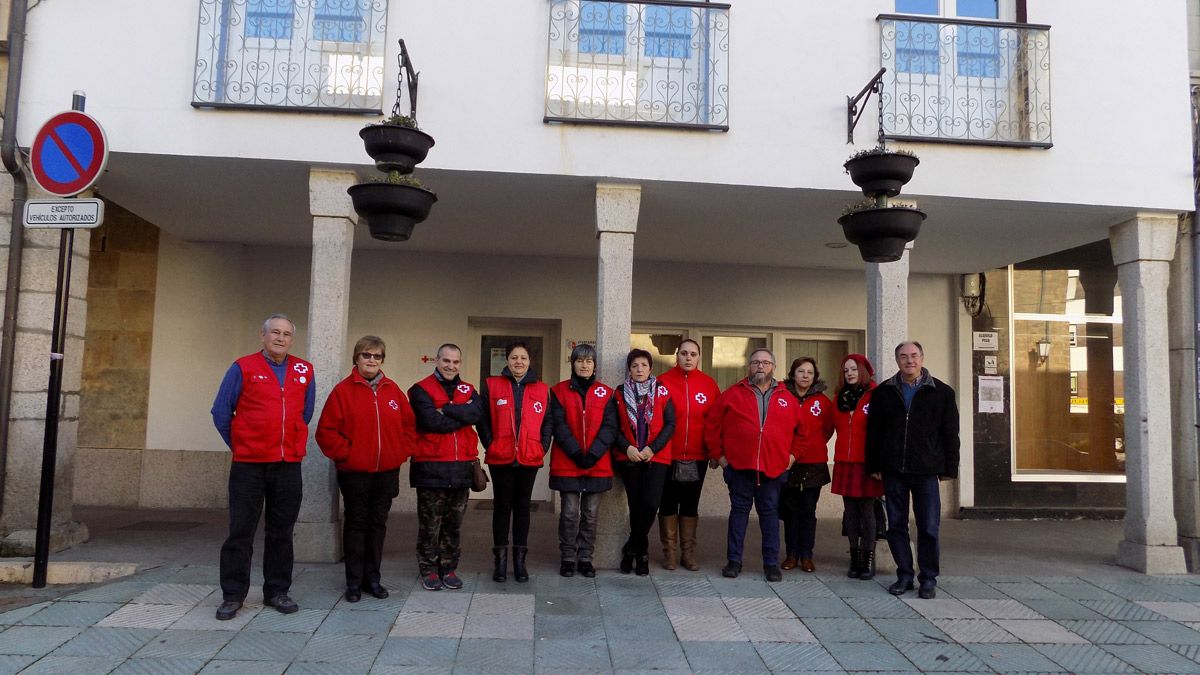 Miembros de Cruz Roja Bembibre en el minuto de silencio. | L.N.C.