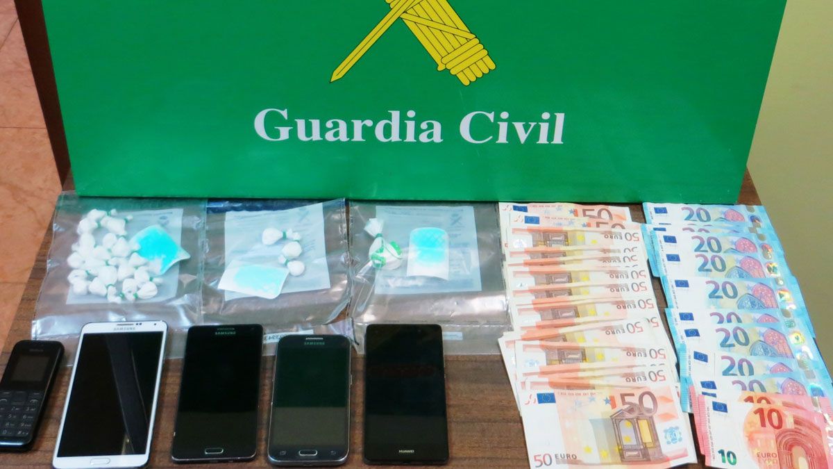 La droga y los dispositivos intervenidos, en una imagen facilitada por la Guardia Civil. La droga y los dispositivos intervenidos, en una imagen facilitada por la Guardia Civil.