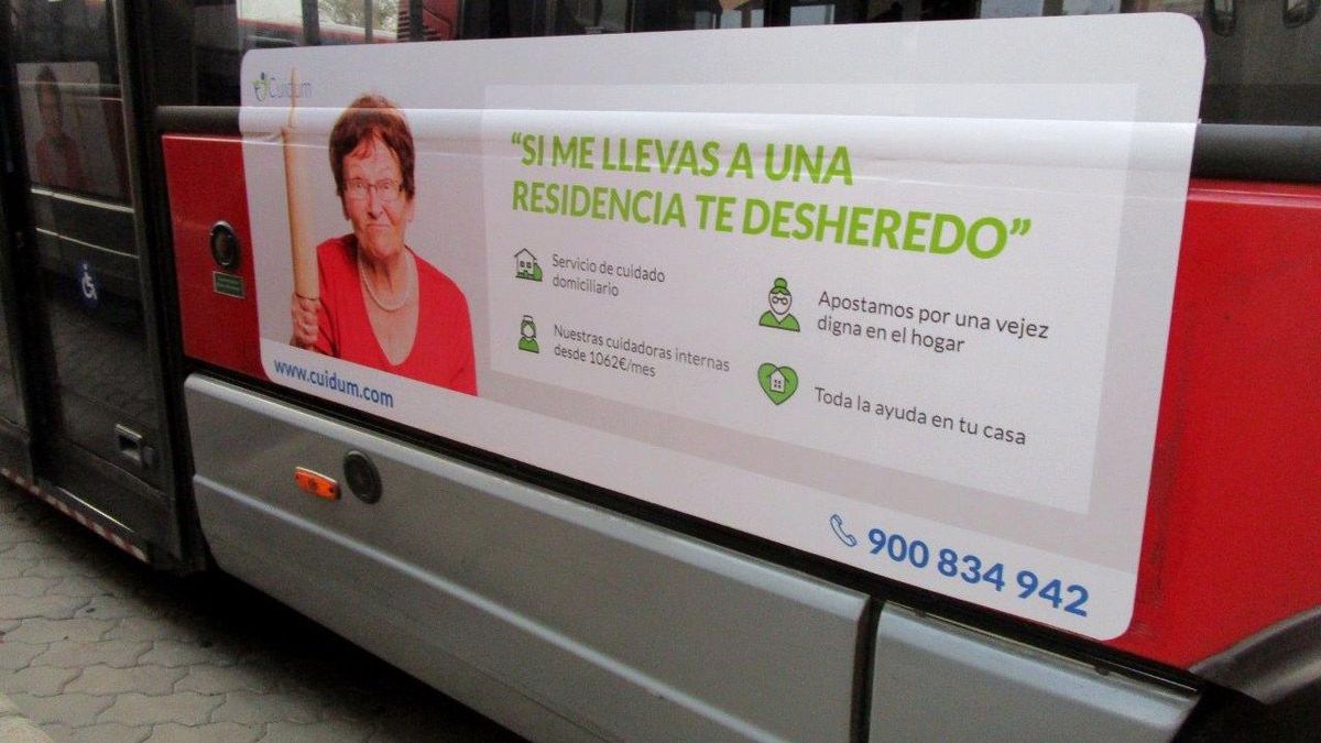 Autobús de Madrid con una polémica campaña de una empresa valenciana de cuidadores, en septiembre de 2016. | CUIDUM