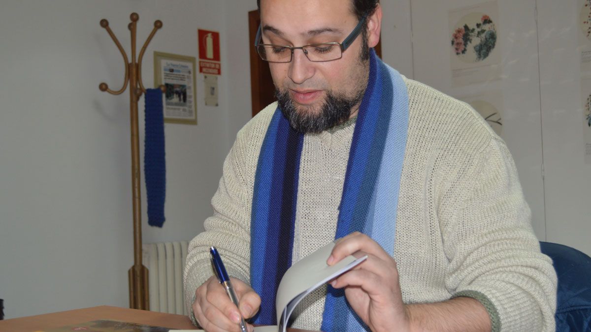 Manuel Blanco firmando uno de sus libros.
