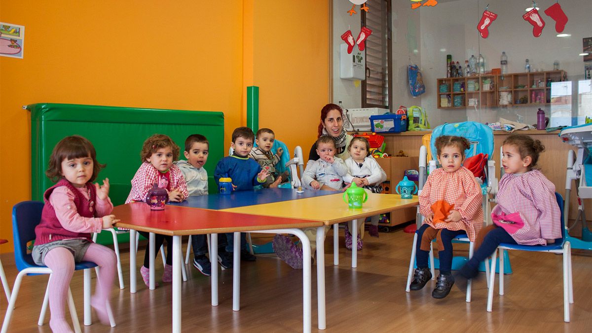 Los pequeños de la Guardería Municipal de Villaquejida posan para la foto a la espera de poder asaltar la piscina de bolas en la que juegan cada día. | T.G.
