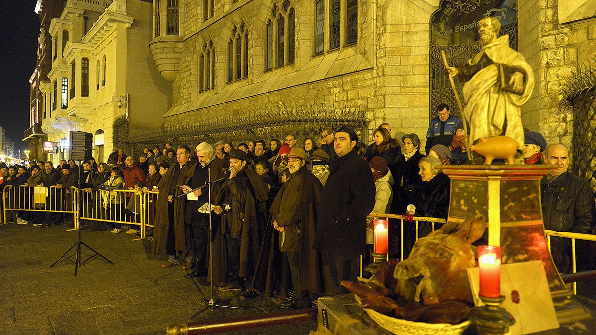 Momento en el que se echaron los refranes en la plaza de Botines en el marco de la celebración de San Antón. | MAURICIO PEÑA