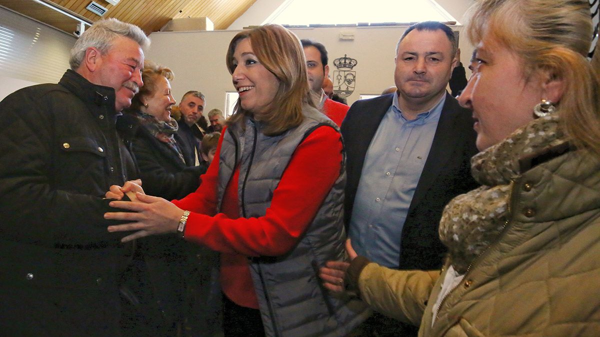 La presidenta de la Junta de Andalucía y secretaria general del PSOE-A, Susana Díaz, saluda a varios asistentes a su llegada al acto público del partido en Camponaraya. | ICAL