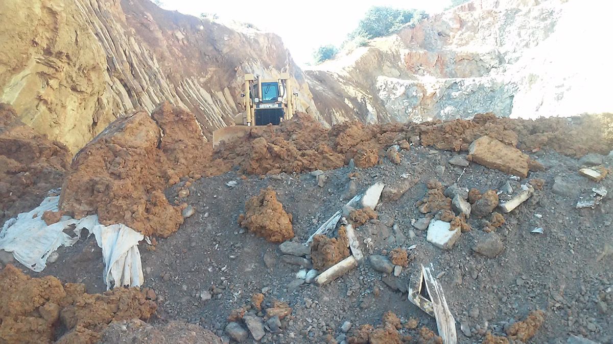 Una de las fotografías que acompañan la denuncia sobre vertidos ilegales en las obras. | L.N.C.