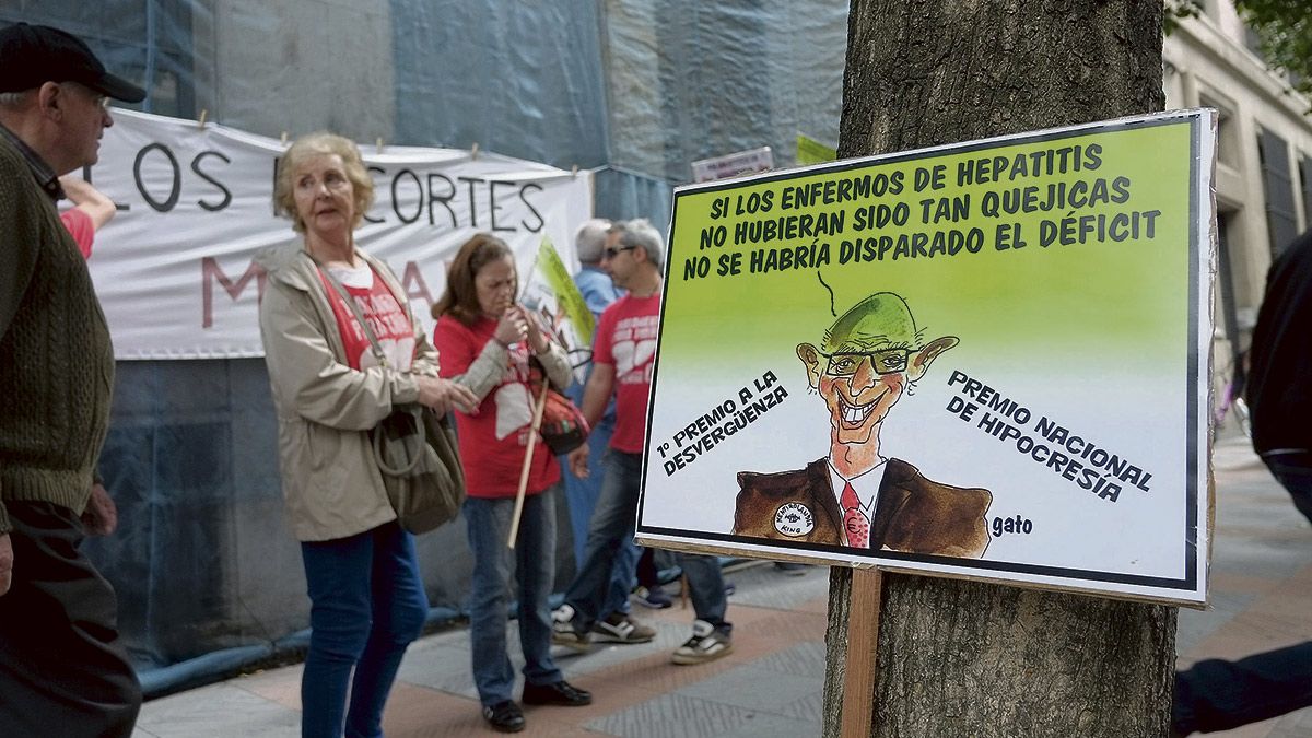 Una concentración de enfermos junto a la Delegación de Hacienda en la capital leonesa. | DANIEL MARTÍN