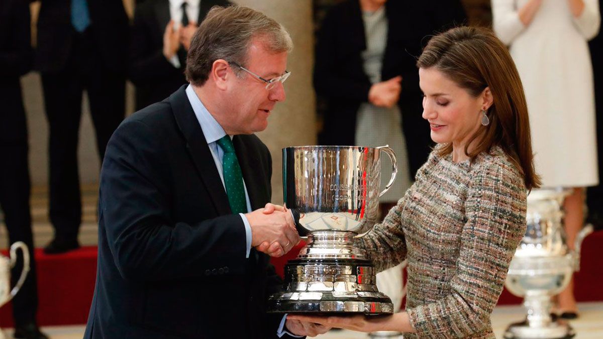 La Reina Leticia entrega el premio al alcalde Antonio Silván. | CASA REAL