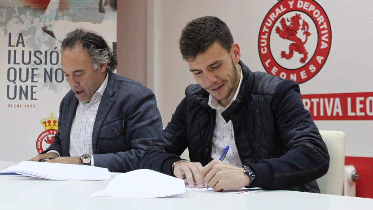 Gallar, junto a Felipe Llamazares durante la firma de la renovación de su contrato. | L.N.C.