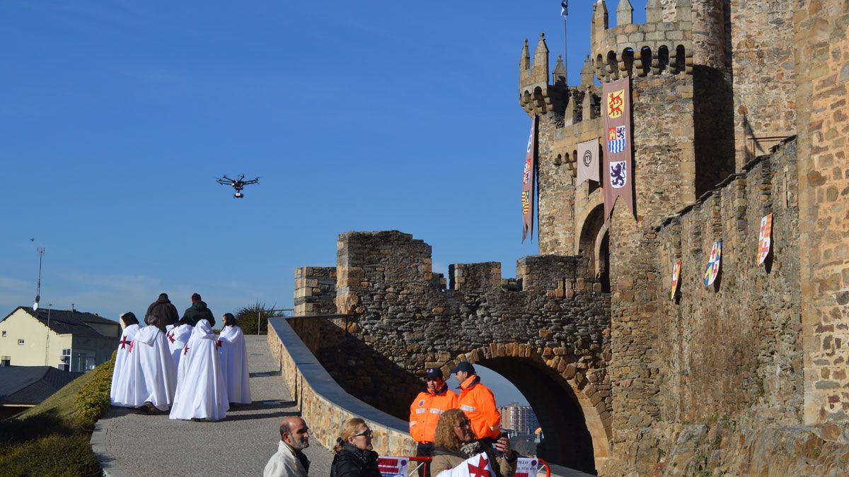 Un dron sobrevuela el castillo, un grupo de templarios de ambientación se dispone a entrar y Policía y Protección Civil vigilan. | D.M.