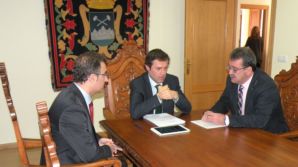 Un momento del encuentro previo celebrado en el Ayuntamiento.