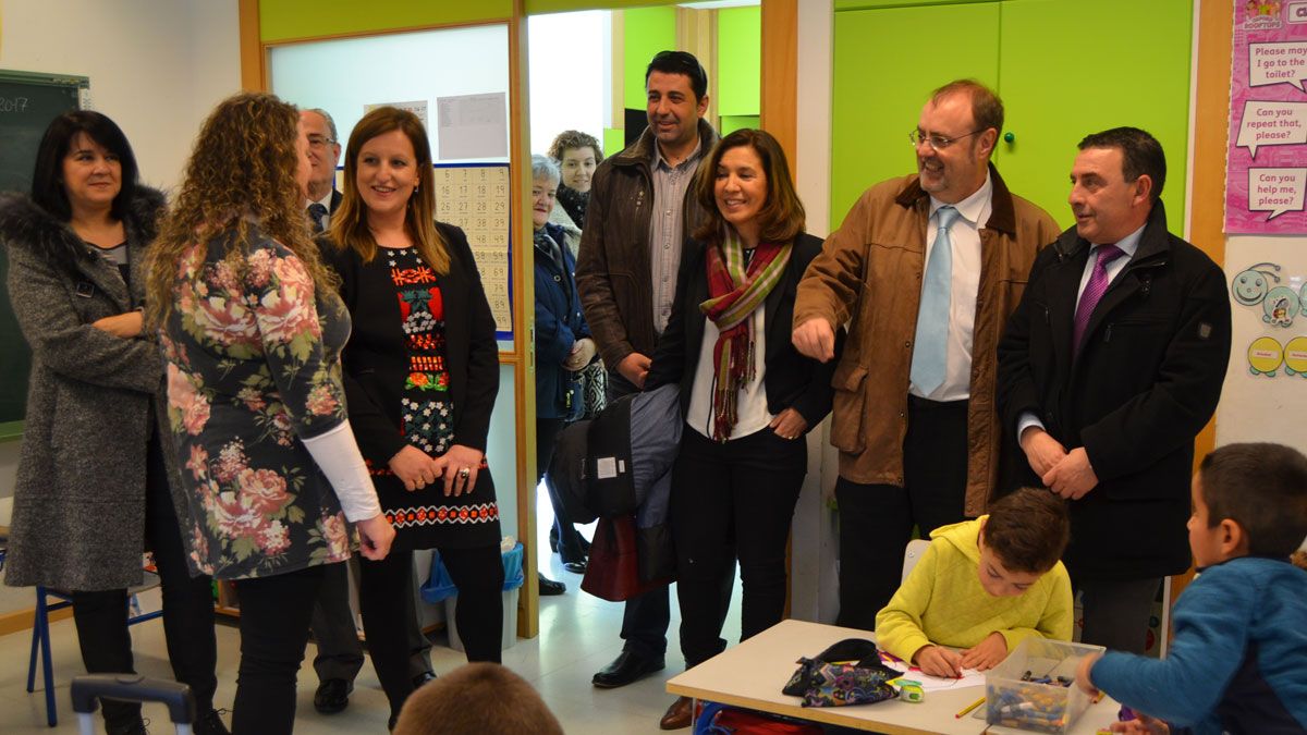 Imagen de la visita del consejero al colegio de Hospital. | P.F.