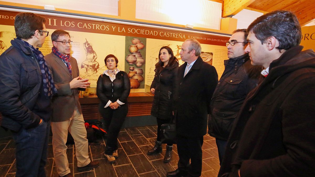 Sáiz, el alcalde de Villapouca de Aguiar, y el director de Cultura del Norte de Portugal en Médulas. | C.S. (ICAL)