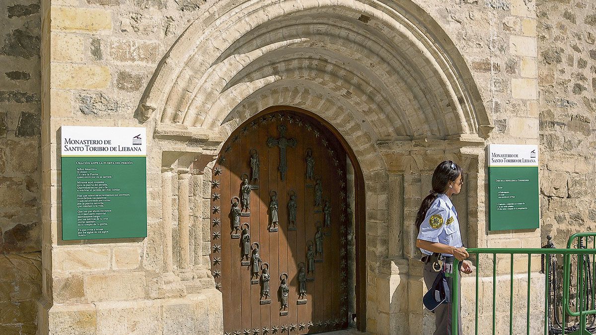 Puerta del Perdón del monasterio de Santo Toribio de Liébana. | JOSÉ MARÍA MARTÍN