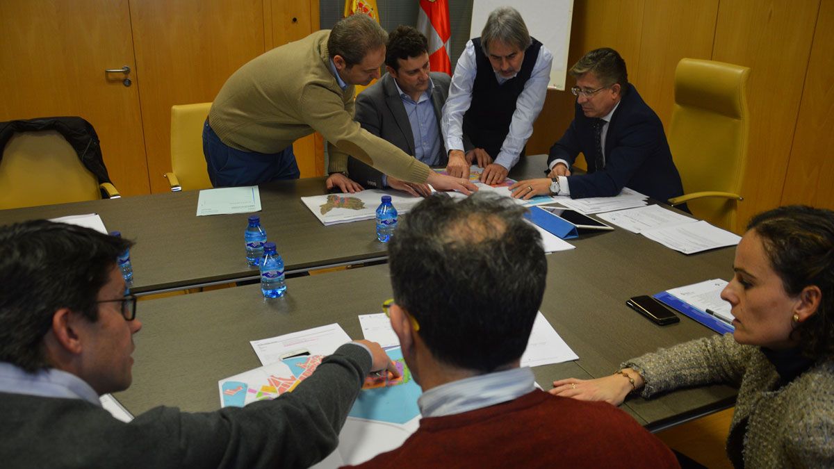 Manuel García y Miguel Ángel Díez, con los técnicos de la Consejería de Sanidad. | L.N.C.