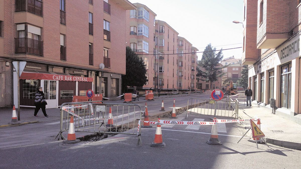 La realización de las obras ha motivado el cierre al tráfico en toda la calle para facilitar los trabajos.