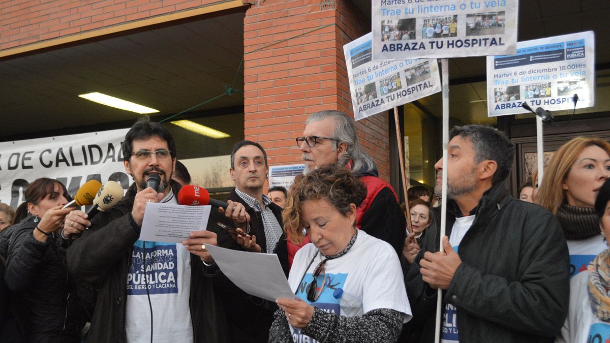 Martínez en uno de los «abrazos» al Hospital, con un éxito de convocatoria que esperan que repita la «Marea Blanca». | MAR IGLESIAS