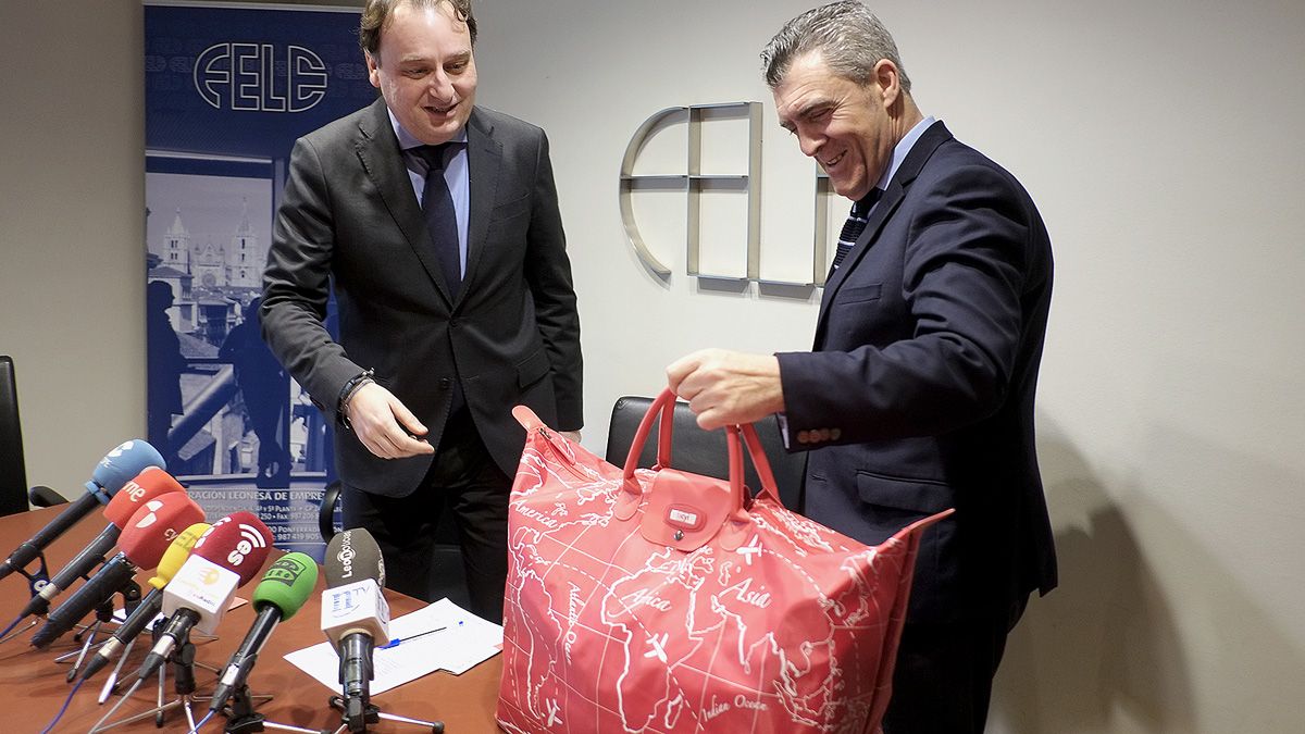 Jerónimo Fernández y Javier Cepedano presentan los viajes del 'Club de los 50'. | DANIEL MARTÍN