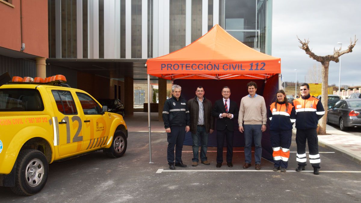 Fernando Salguero durante la entrega del nuevo material de Protección Civil.