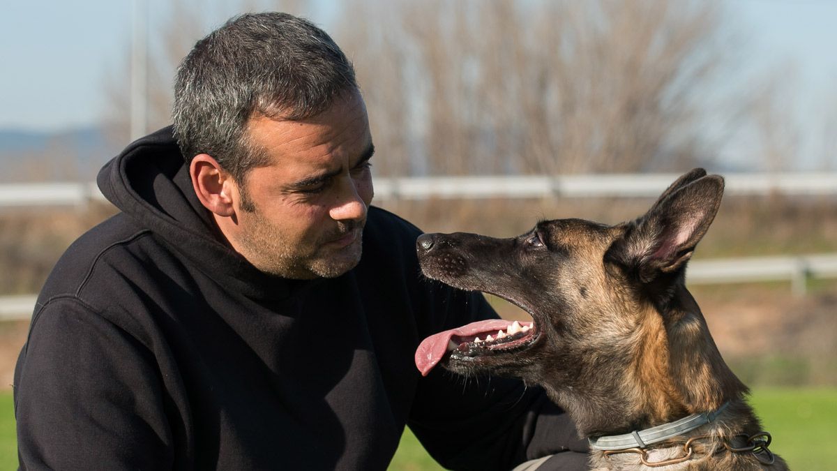 Fran acompañado por uno de sus perros en sus instalaciones bercianas. | BARGANAZ FOTOGRAFÍA