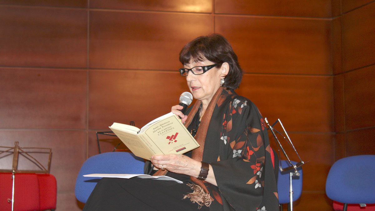 La poeta y escritora Olvido Gª Valdés.