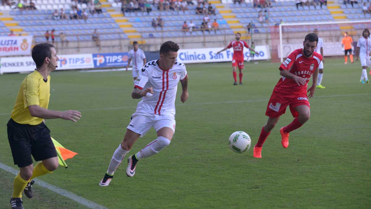 Moreno, que vuelve a la convocatoria, se zafa de un jugador del Somozas en la primera vuelta. | MAURICIO PEÑA