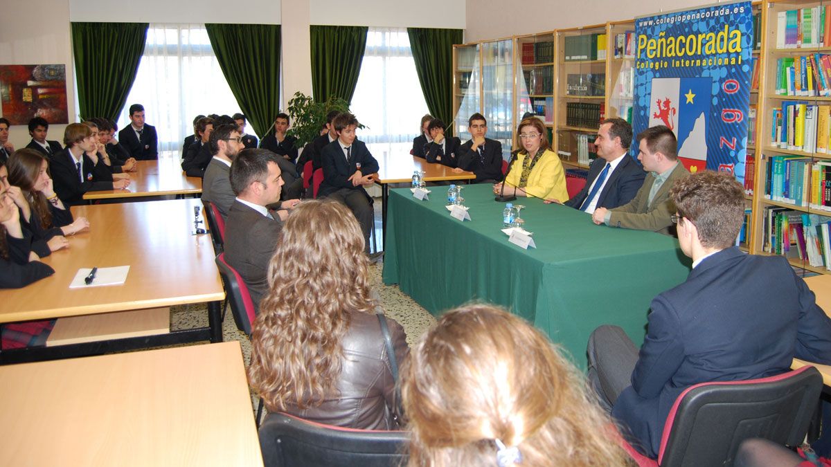 Alumnos del Peñacorada durante la presentación de la jornada USA-León de este miércoles.