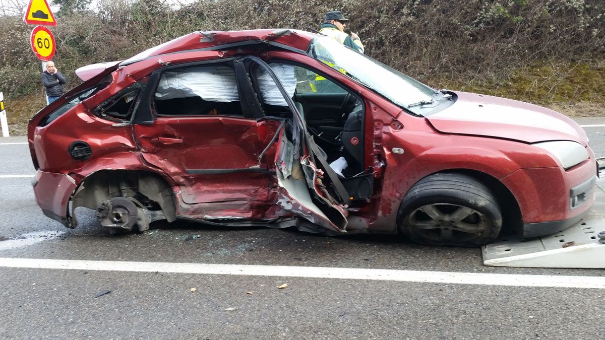 Uno de los turismos involucrados en el accidente. | ICAL Uno de los turismos involucrados en el accidente. | ICAL