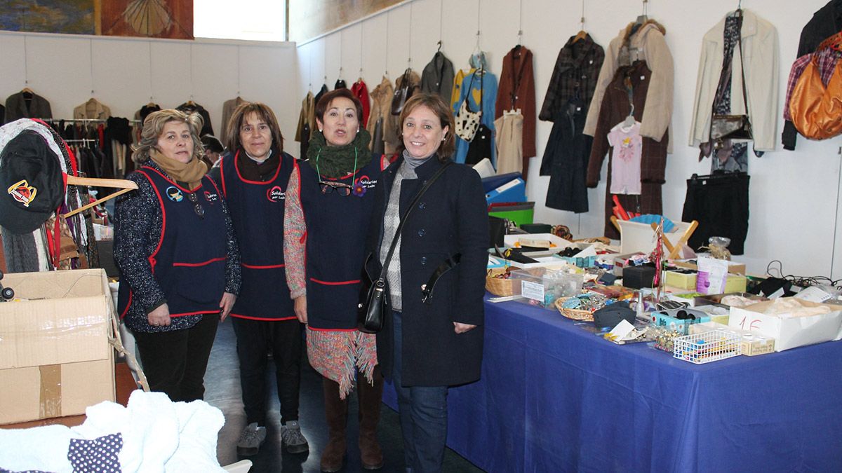 La concejala Aurora Baza junto a varias voluntarias de la ONG Solidarios por León. | L.N.C.