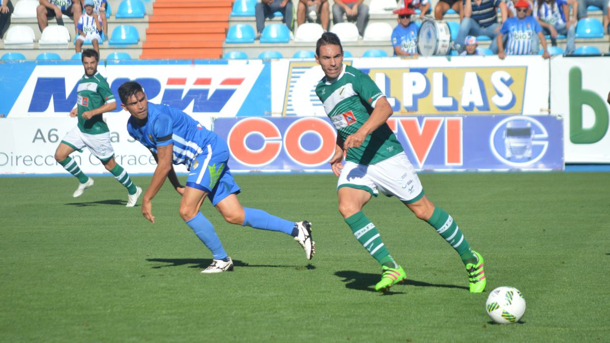 Xisco trata de frenar la progresión de un jugador del Coruxo en el partido de la primera vuelta en El Toralín. | A. CARDENAL